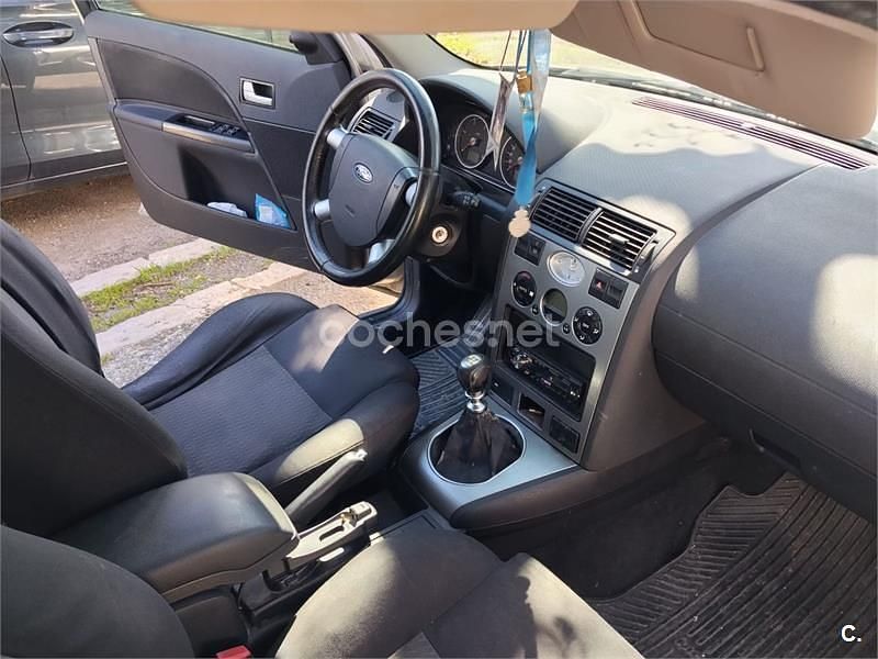 Usado Ford Mondeo Ghia 130 CV (95 kW) 2002 Beige Berlina