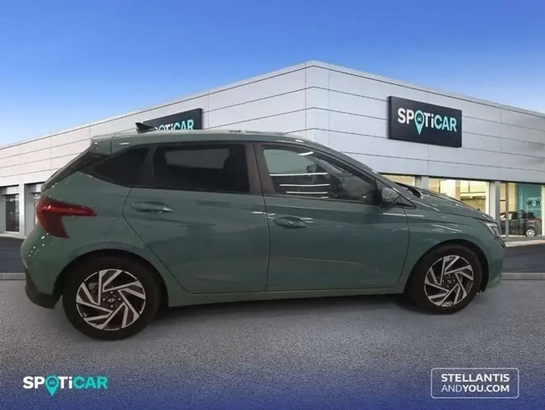 Usado Hyundai i20 80 CV (58 kW) 2024 Gris Utilitario