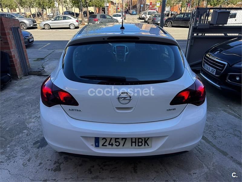 Usado Opel Astra Selective 110 CV (80 kW) 2011 Blanco Berlina