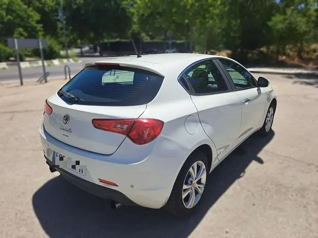 Usado Alfa Romeo Giulietta Distinctive 140 CV (102 kW) 2013 Blanco Utilitario