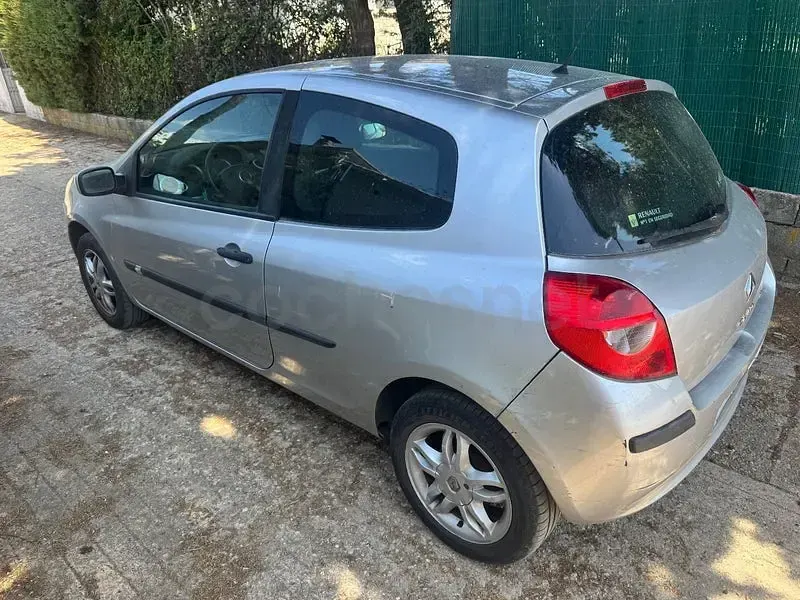 Usado Renault Clio II Dynamique 75 CV (55 kW) 2006 Gris / plata Berlina