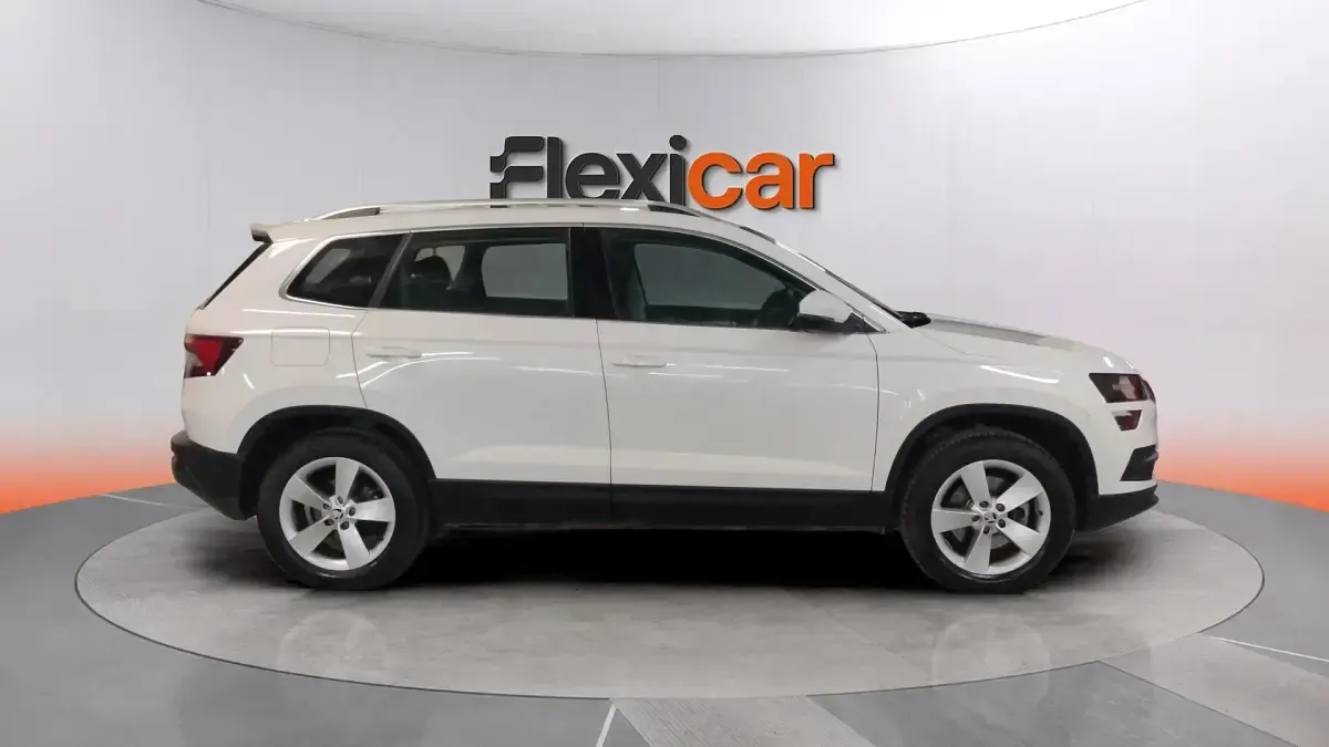 Usado Skoda Karoq Ambition 150 CV (110 kW) 2021 Blanco SUV