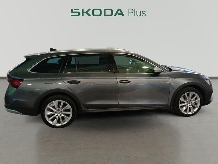 Usado Skoda Octavia Scout 4x4 150 CV (110 kW) 2022 Gris Familiar