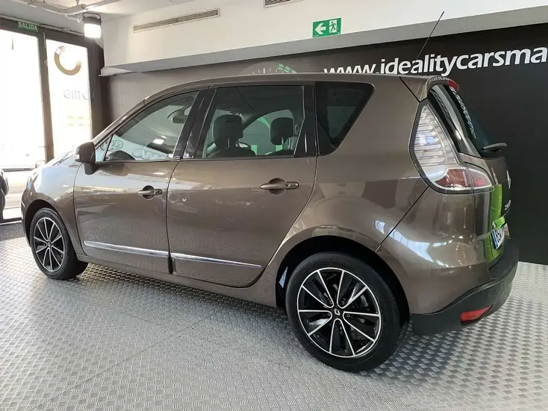 Usado Renault Scénic III Bose Edition 131 CV (96 kW) 2014 Marrón Monovolumen