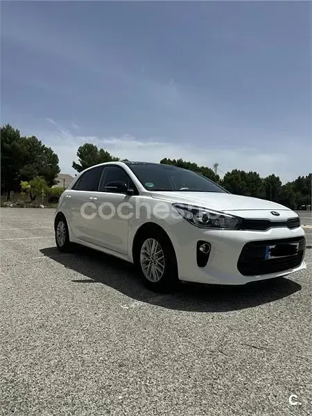 Usado Kia Rio 100 CV (73 kW) 2018 Blanco Berlina