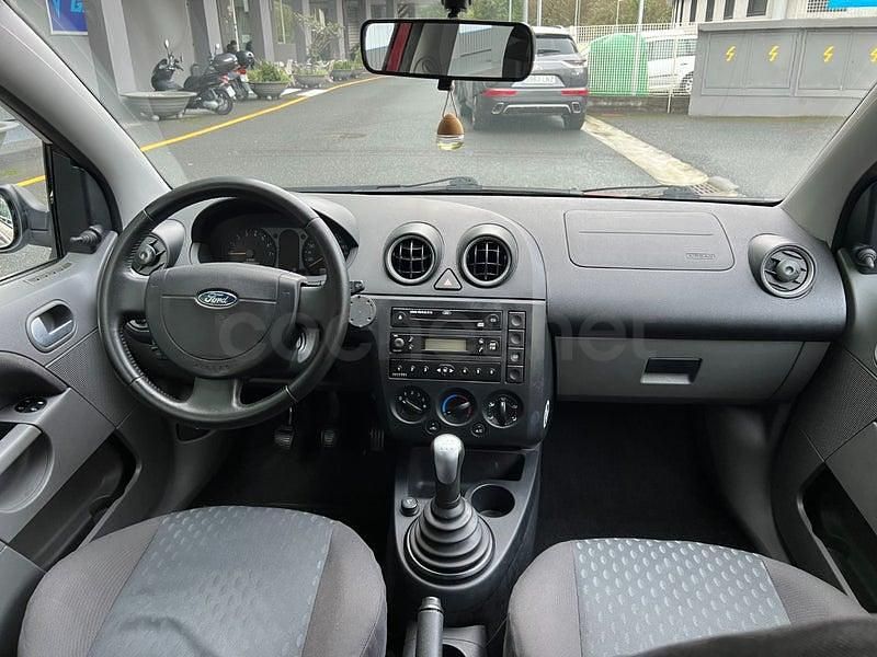 Usado Ford Fiesta Trend 80 CV (58 kW) 2003 Granate Utilitario