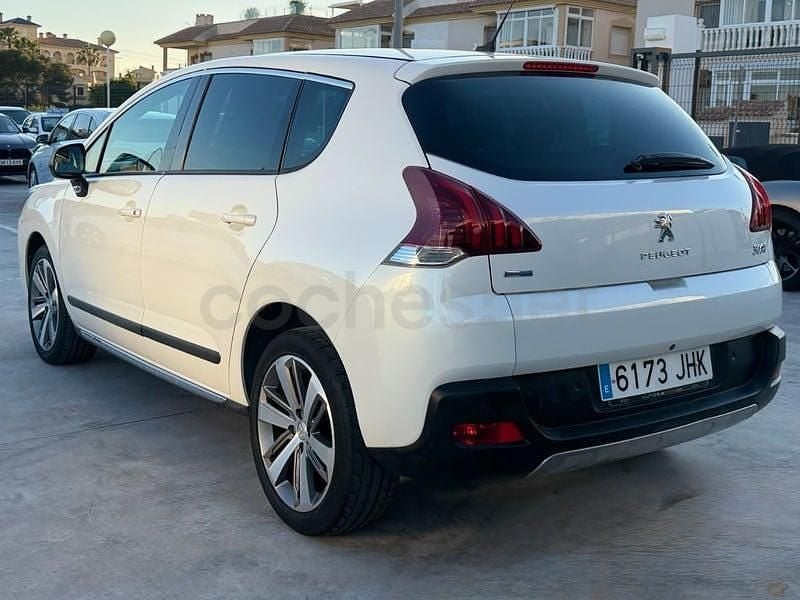 Usado Peugeot 3008 Allure 120 CV (88 kW) 2015 Blanco Familiar