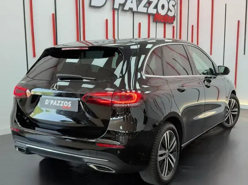 Usado Mercedes B180 116 CV (85 kW) 2019 Negro Utilitario
