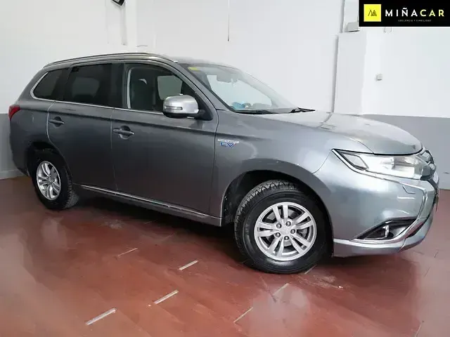 Usado Mitsubishi Outlander P-HEV 203 CV (149 kW) 2016 Gris Pickup/Camioneta
