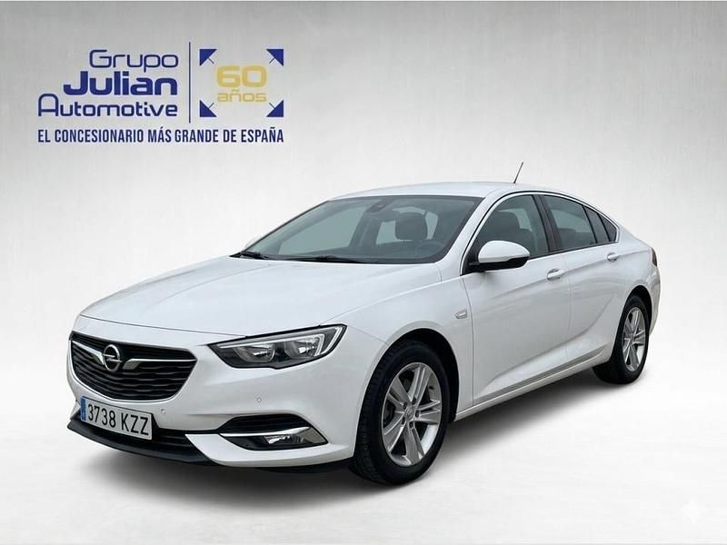 Usado Opel Insignia Selective 140 CV (102 kW) 2019 Blanco alpino (sólido) Berlina
