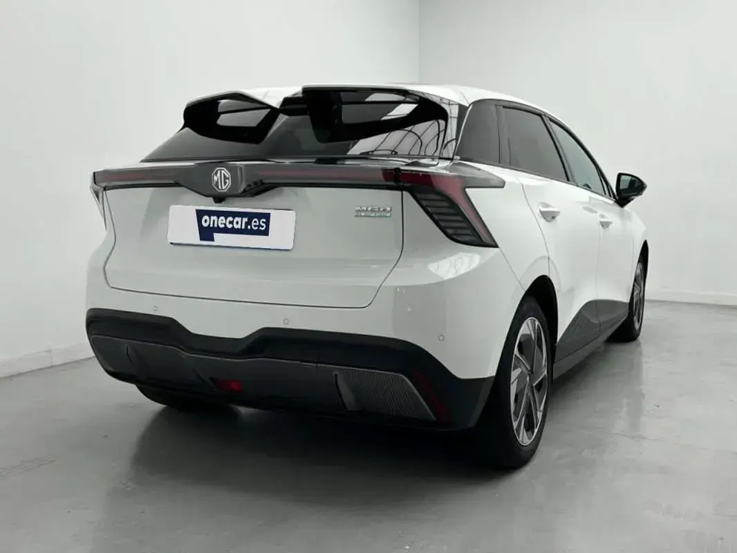 Usado MG MG4 EV Luxury 150 kW (204 CV) 2023 Blanco w&b Utilitario