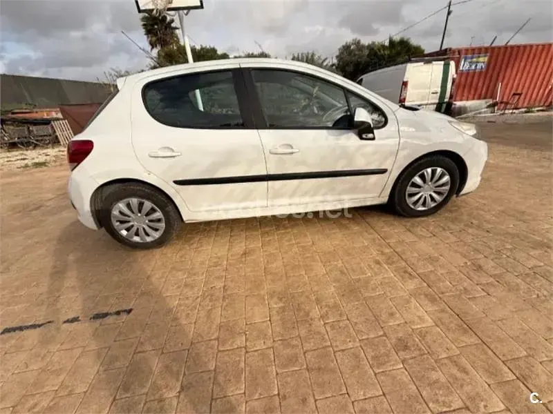 Usado Peugeot 207 70 CV (51 kW) 2010 Blanco Berlina