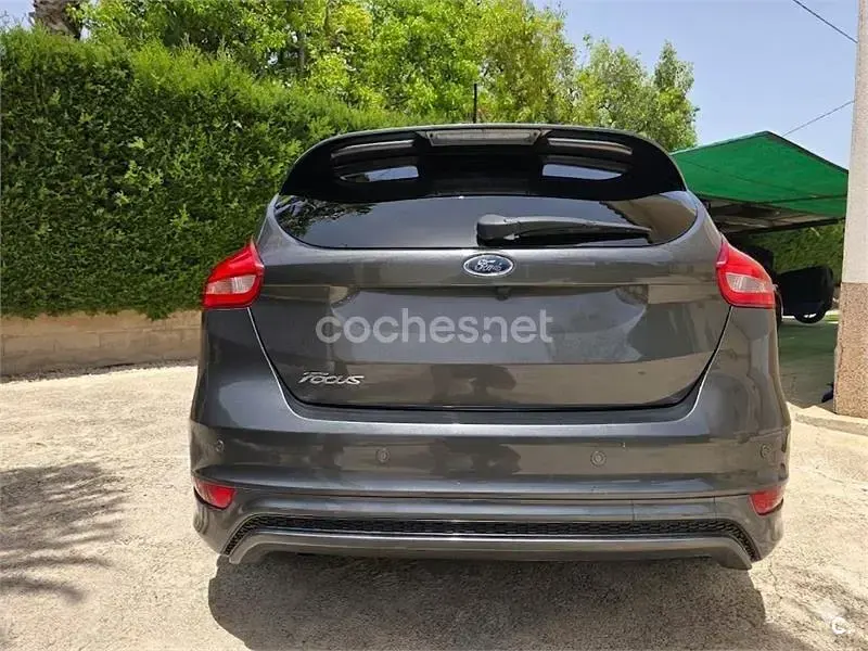 Usado Ford Focus ST-Line 120 CV (88 kW) 2018 Gris / plata Berlina