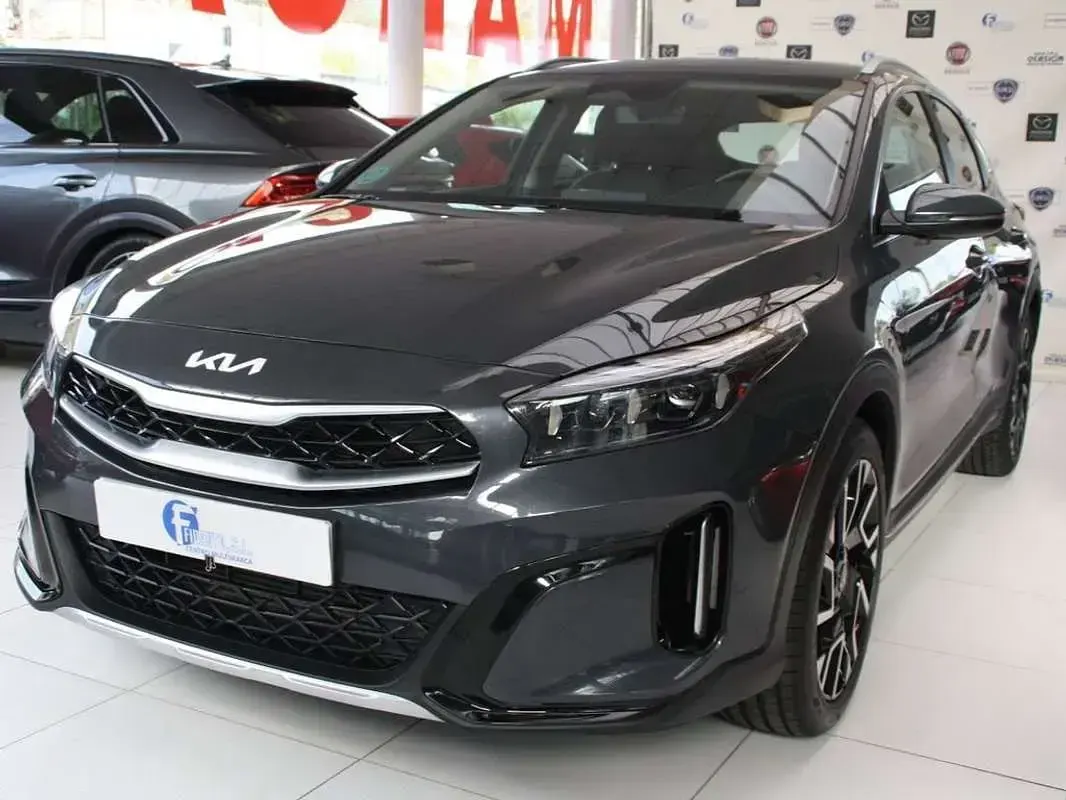 Usado Kia XCeed 101 CV (74 kW) 2024 Gris SUV
