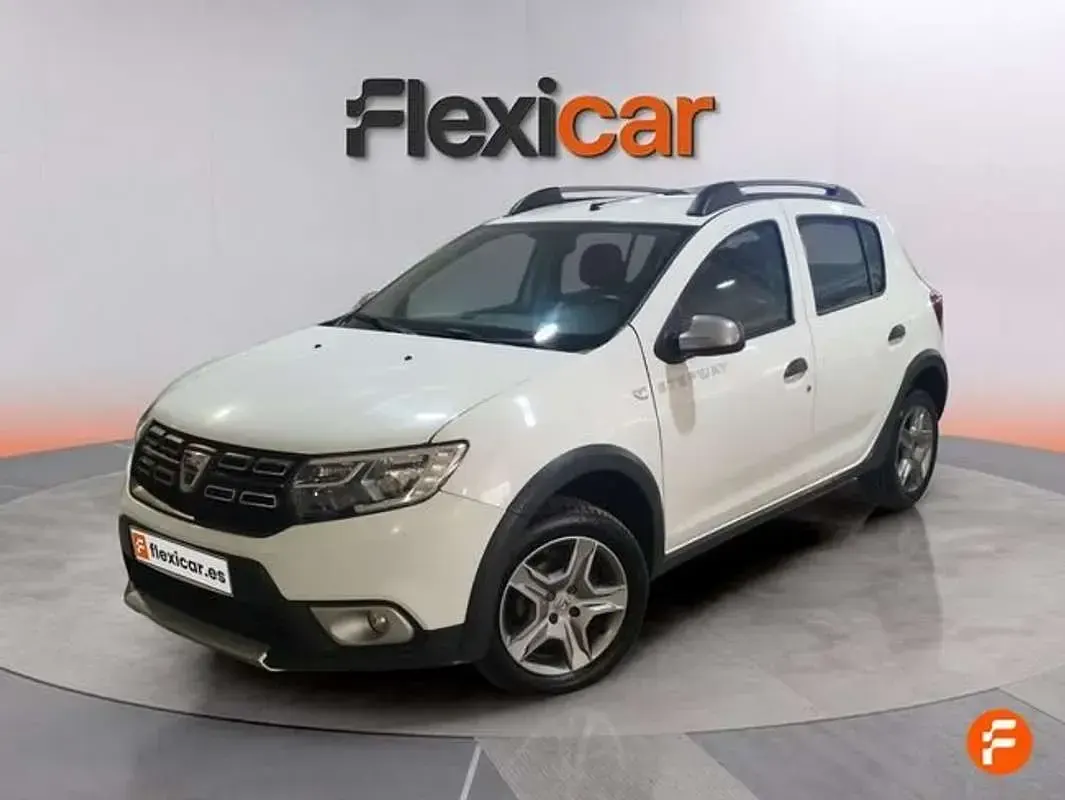Usado Dacia Sandero Comfort 90 CV (66 kW) 2019 Blanco Utilitario