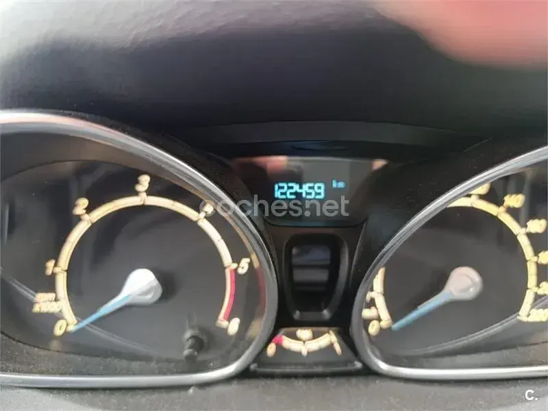 Usado Ford Fiesta Trend 75 CV (55 kW) 2014 Gris / plata Utilitario