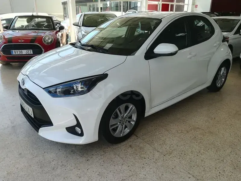 Usado Toyota Yaris Hybrid Style 116 CV (85 kW) 2021 Blanco Berlina