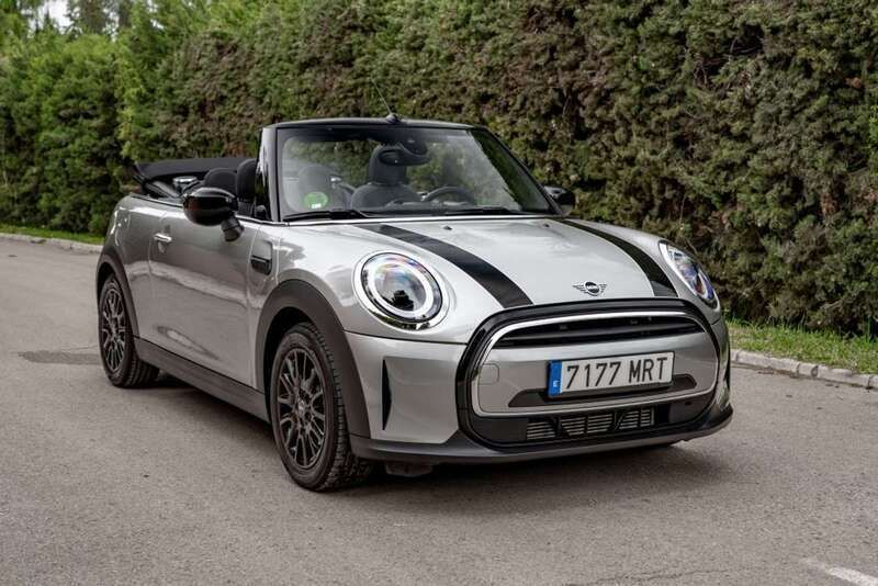 Plateado Usado 2024 Mini Cooper Cabriolet Favoured Descapotable | 31.950 € - Imagen 1/4