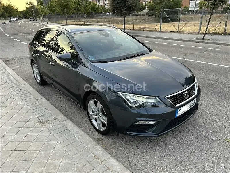 Usado Seat Leon ST FR 130 CV (95 kW) 2019 Gris / plata Familiar