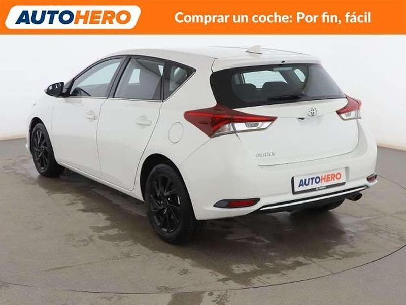 Usado Toyota Auris Active 116 CV (85 kW) 2017 Blanco Berlina