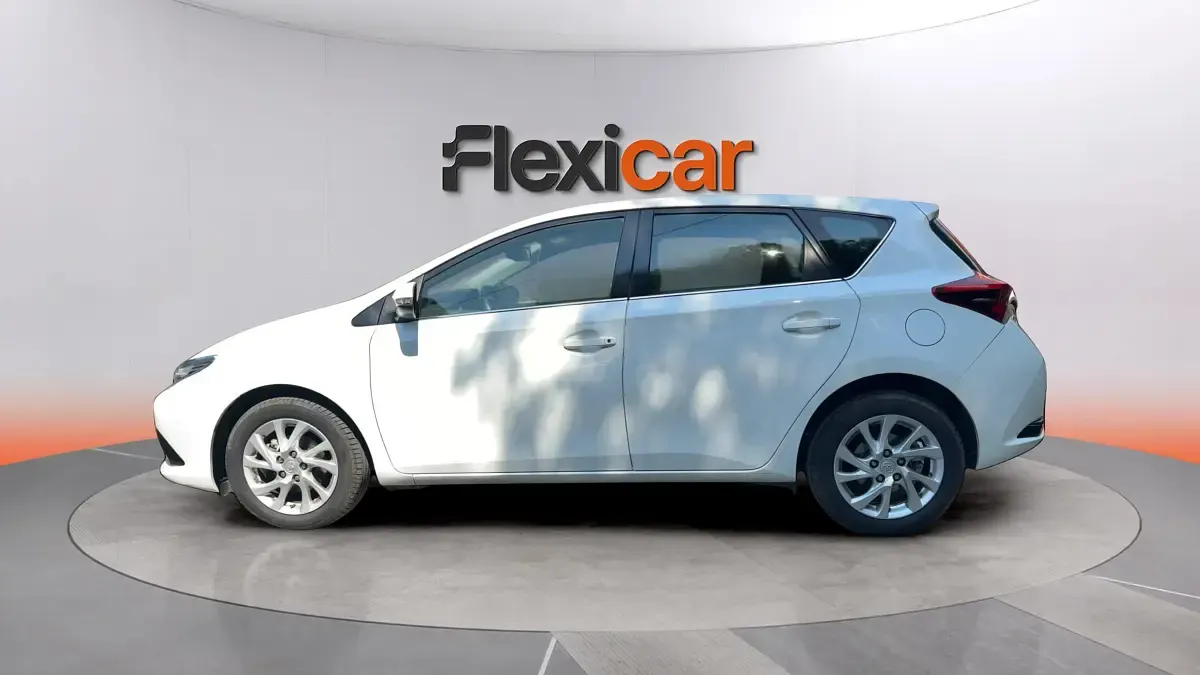 Usado Toyota Auris Active 116 CV (85 kW) 2018 Blanco Berlina