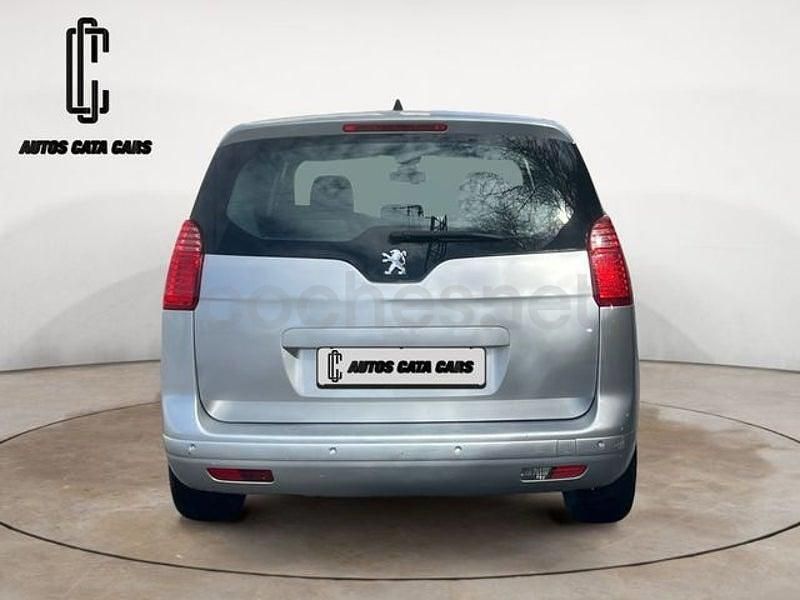 Usado Peugeot 5008 Active 112 CV (82 kW) 2012 Gris / plata Monovolumen