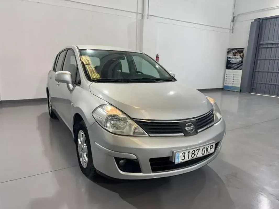 Usado Nissan Tiida Tekna 106 CV (77 kW) 2009 Gris / plata Berlina