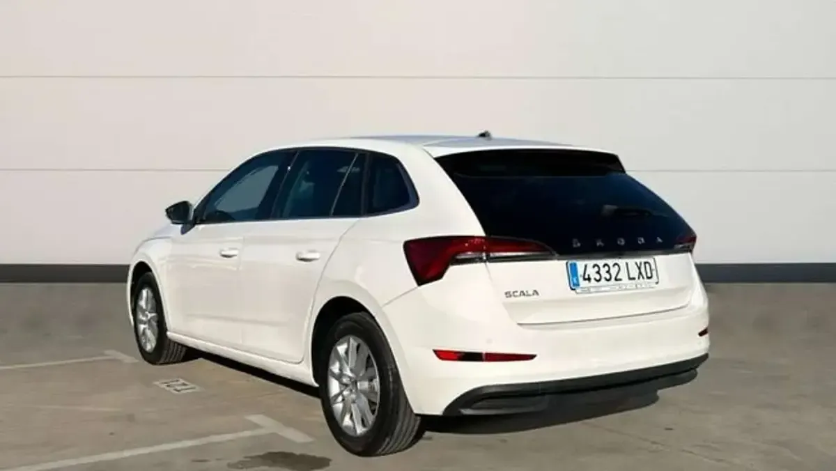Usado Skoda Scala 95 CV (69 kW) 2022 Blanco Utilitario