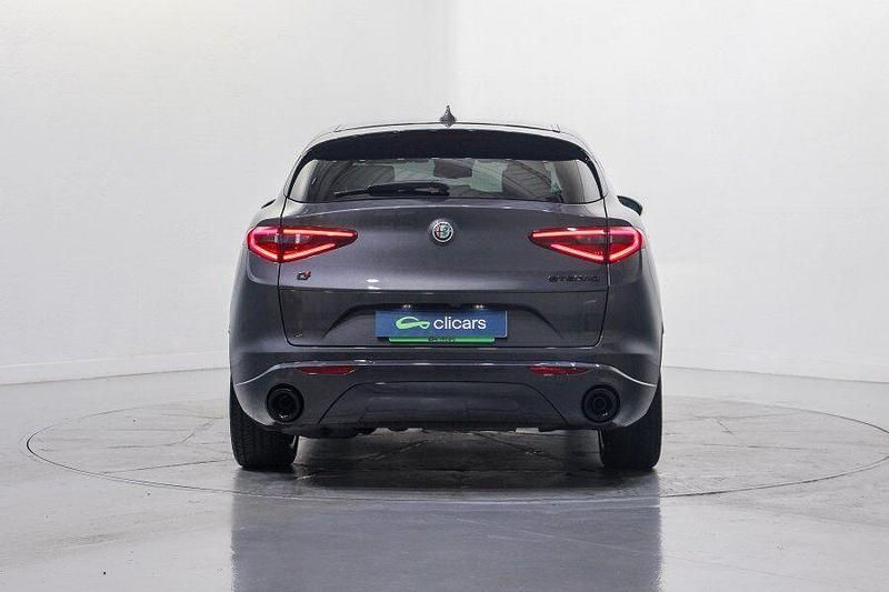 Usado Alfa Romeo Stelvio Veloce 210 CV (154 kW) 2021 Gris / plata SUV