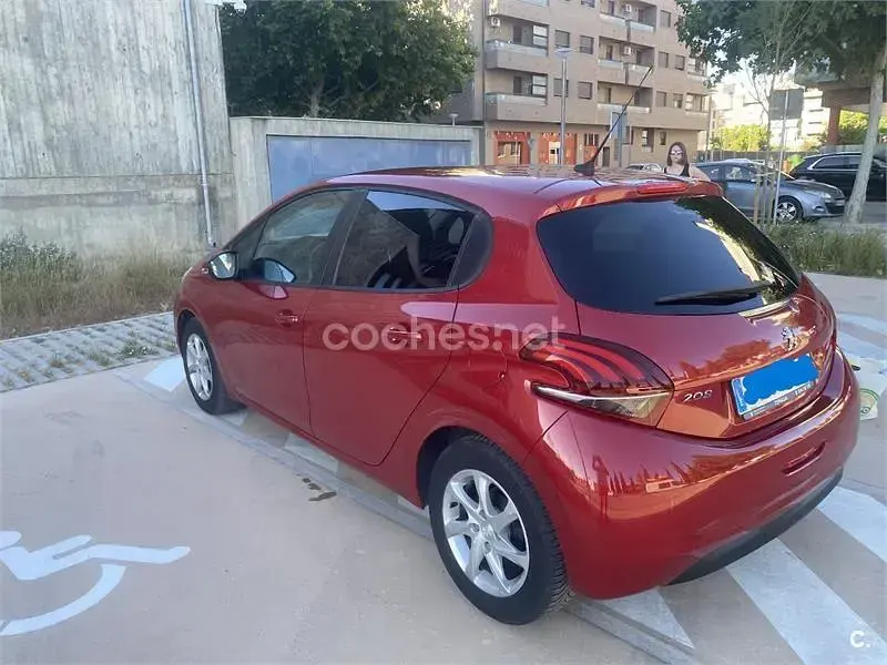 Usado Peugeot 208 Active 82 CV (60 kW) 2015 Granate Utilitario