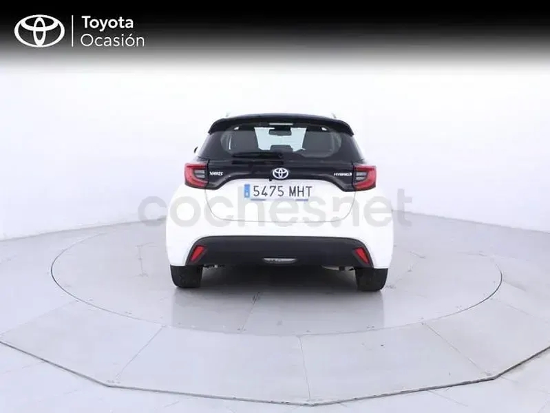 Usado Toyota Yaris Hybrid Active 116 CV (85 kW) 2023 Blanco Berlina