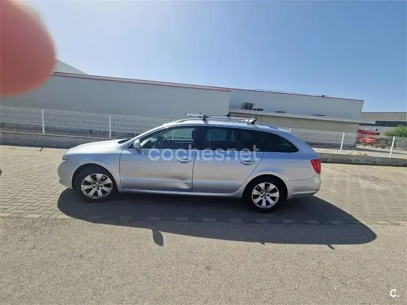 Usado Skoda Superb Ambition 105 CV (77 kW) 2010 Gris / plata Familiar