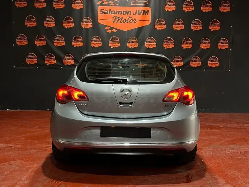 Usado Opel Astra Business 110 CV (80 kW) 2013 Gris / plata Familiar
