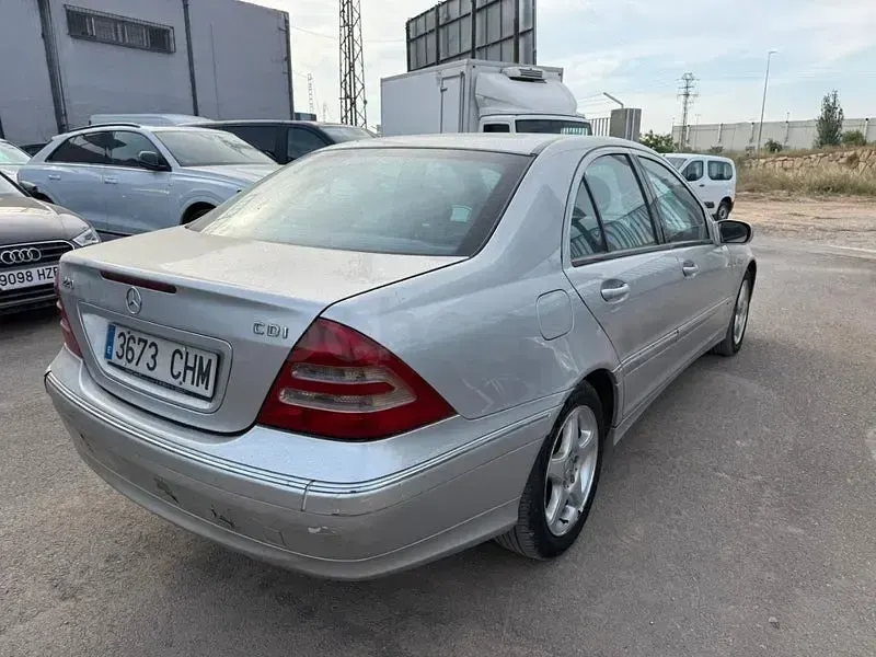 Usado Mercedes C220 Elegance 143 CV (105 kW) 2003 Gris / plata Berlina