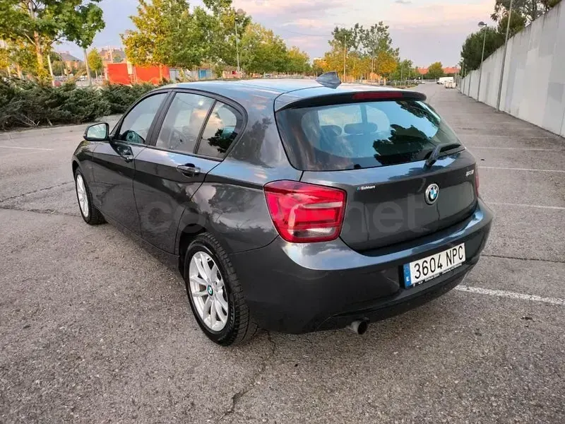 Usado BMW 118 Advantage 170 CV (125 kW) 2015 Gris / plata Utilitario