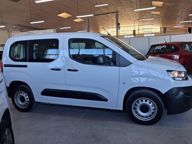 Usado Citroën Berlingo Live 102 CV (75 kW) 2024 Blanco Monovolumen