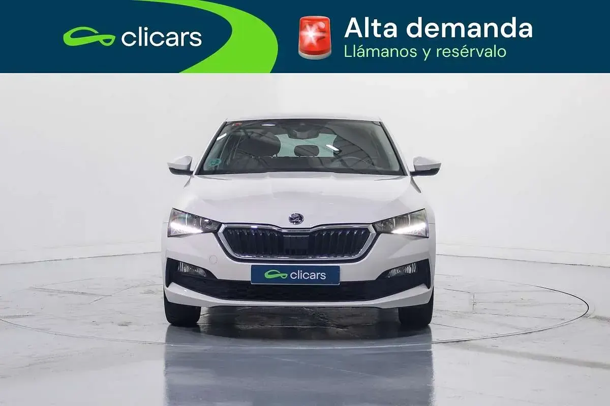 Usado Skoda Scala Ambition 110 CV (80 kW) 2021 Blanco Utilitario