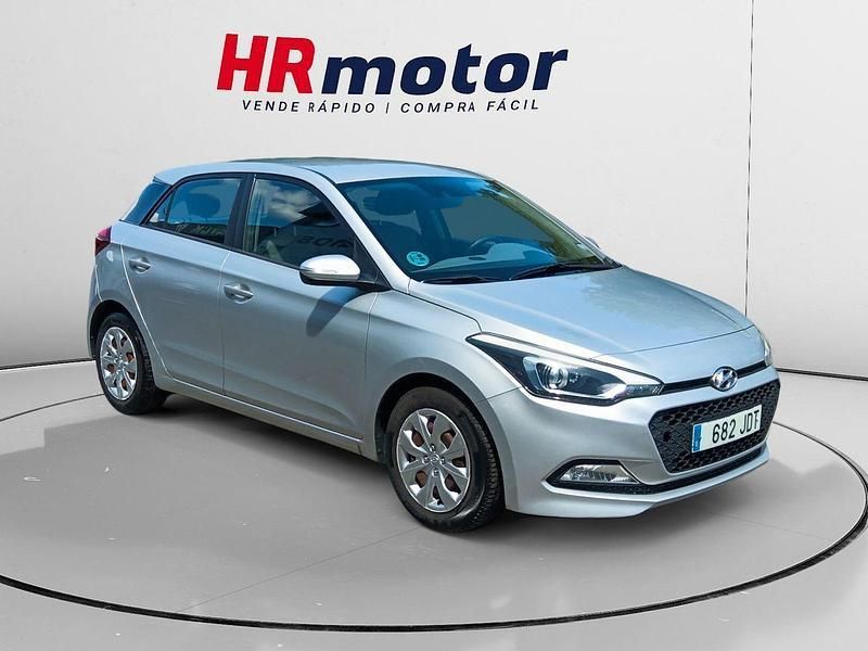 Gris Usado 2015 Hyundai i20 Berlina | 8890 € (Precio justo) - Imagen 1/4