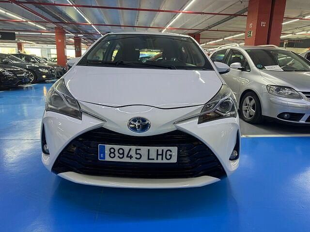 Usado Toyota Yaris Hybrid Active 100 CV (73 kW) 2020 Blanco Utilitario