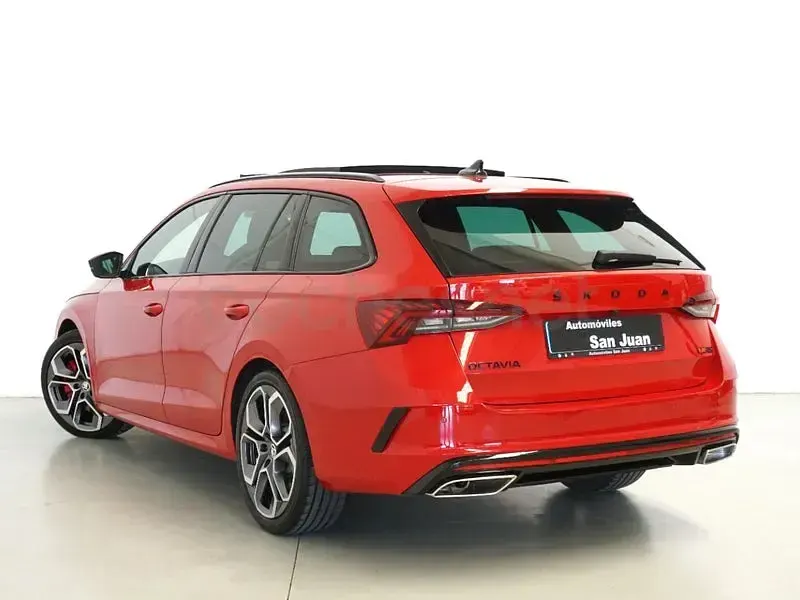 Usado Skoda Octavia RS 245 CV (180 kW) 2022 Rojo Familiar