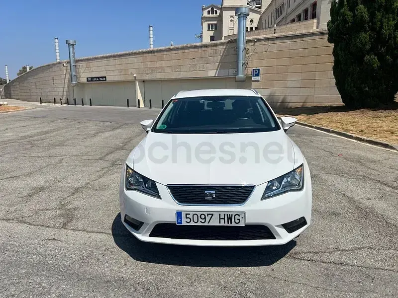 Usado Seat Leon Style 105 CV (77 kW) 2014 Blanco Familiar