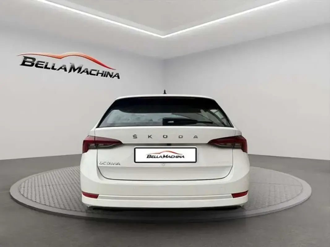 Usado Skoda Octavia Style 150 CV (110 kW) 2021 Blanco Familiar