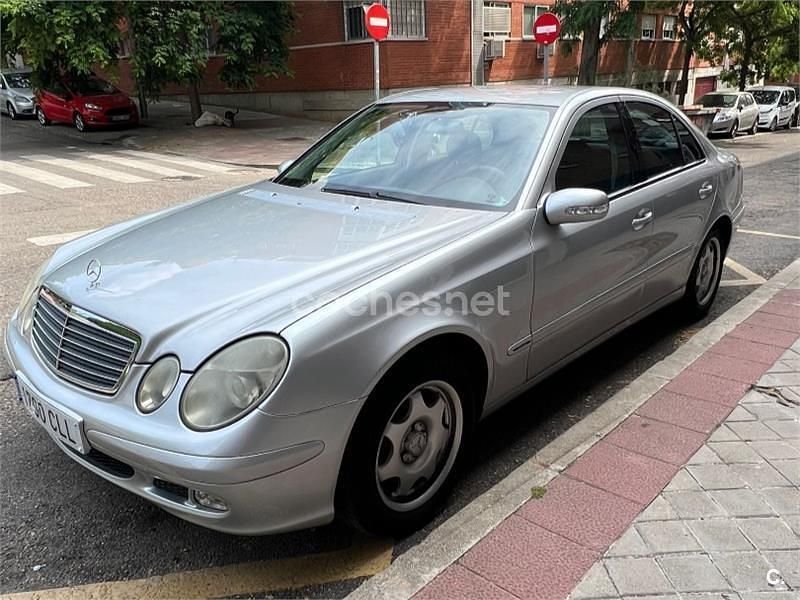 Usado Mercedes E240 Classic 177 CV (130 kW) 2003 Gris / plata Berlina