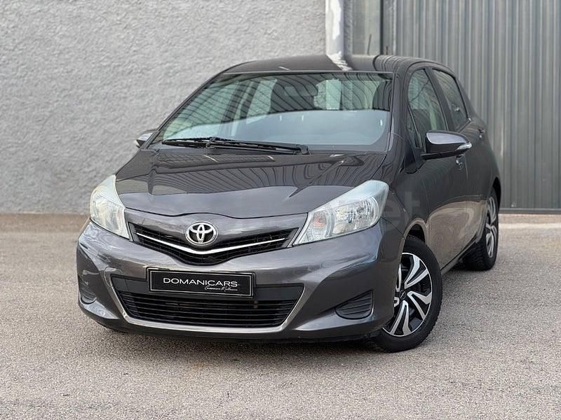 Usado Toyota Yaris Live 90 CV (66 kW) 2012 Gris / plata Berlina
