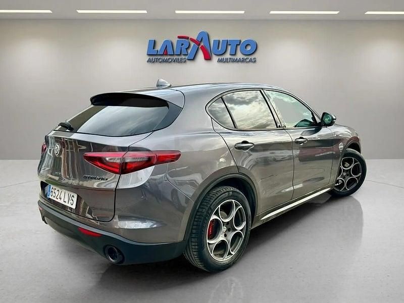 Usado Alfa Romeo Stelvio Sprint 190 CV (139 kW) 2022 Gris / plata SUV