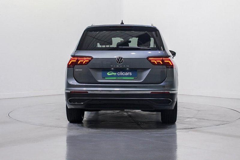 Usado VW Tiguan Allspace Life 150 CV (110 kW) 2022 Gris / plata SUV