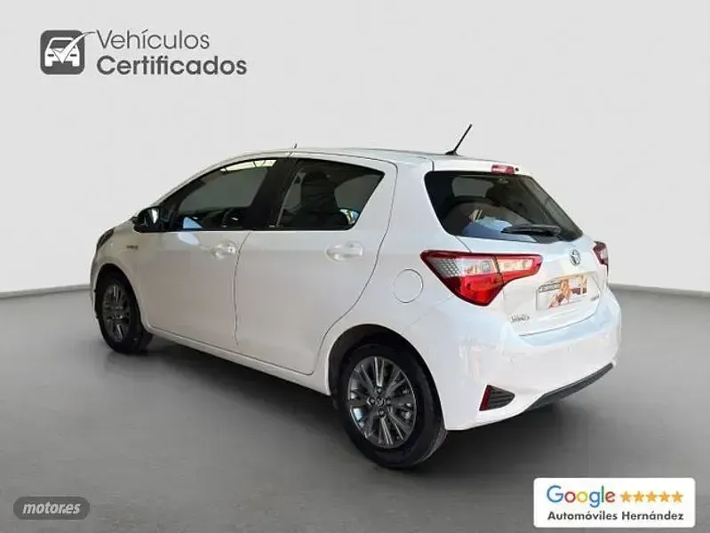 Usado Toyota Yaris Hybrid Advance 100 CV (73 kW) 2020 Blanco Berlina