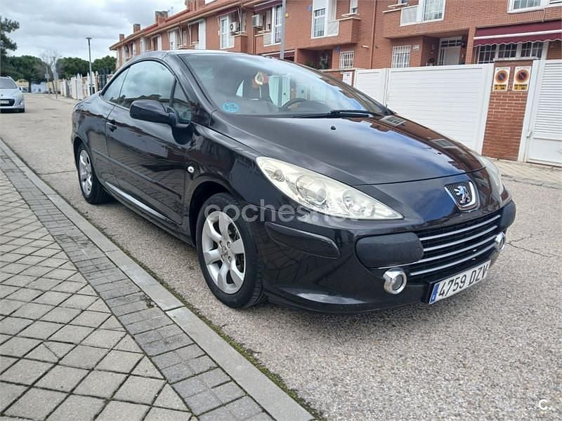 Usado Peugeot 307 CC 110 CV (80 kW) 2006 Negro Descapotable