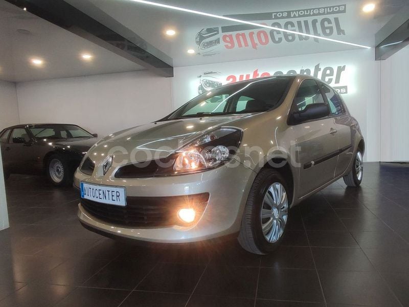 Beige Usado 2006 Renault Clio II Authentique Utilitario | 3990 € (Buen precio) - Imagen 1/4