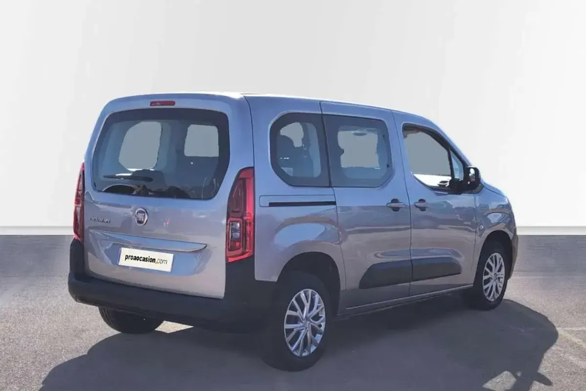 Usado Fiat Doblò 131 CV (96 kW) 2023 Gris Monovolumen